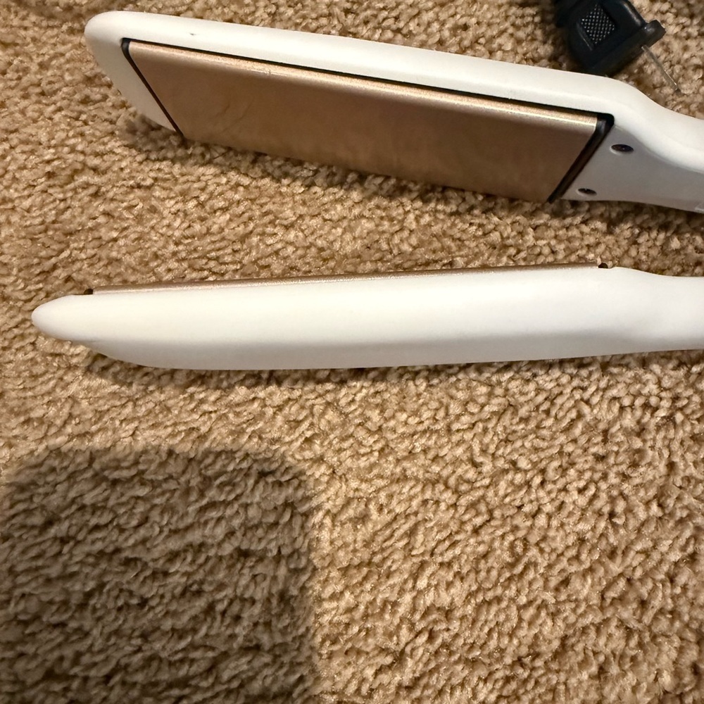 Remington Shine Therapy Straightener in White and Silver - Picture 3 of 7